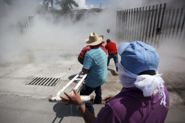 Durante los disturbios lanzaron piedras.