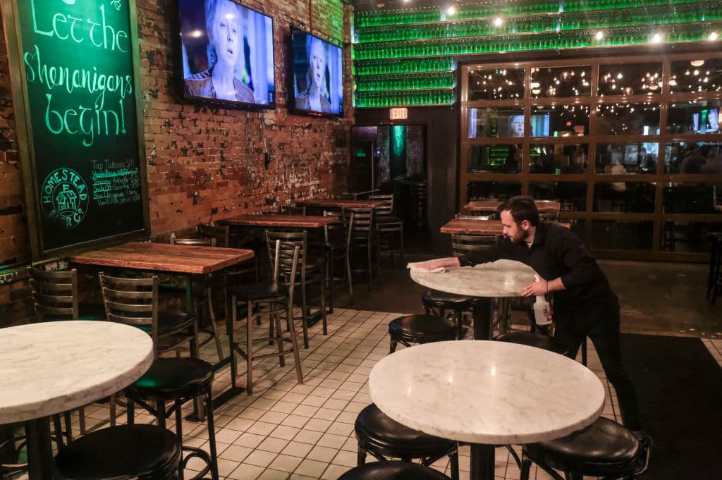 Los restaurantes pueden atender público en exteriores y estacionamientos habilitados, pero los bares que no vendan comida no deben abrir sus puertas.