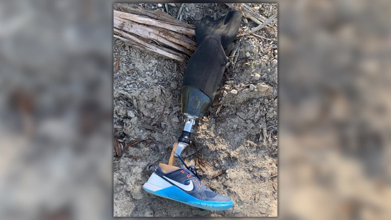 Reencuentro inesperado: hombre amputado recupera la prótesis que perdió al saltar en paracaídas