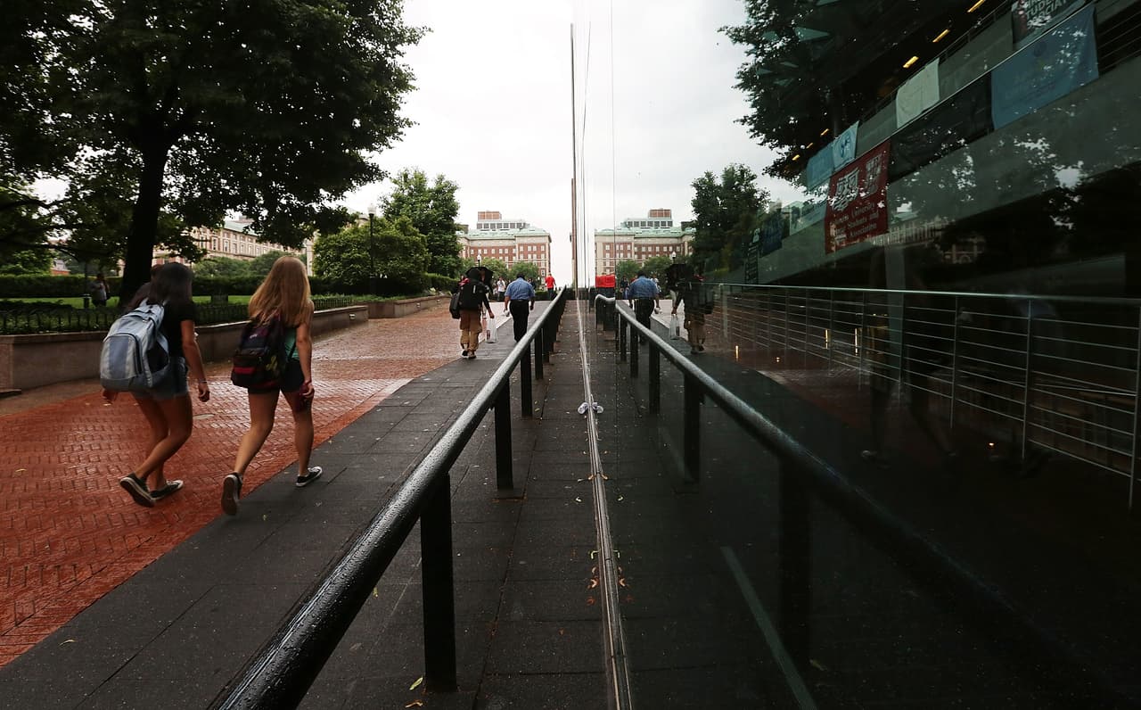 El costo de la educación superior varía en cada estado del país. Para determinar los estados donde
<a href="https://www.univision.com/noticias/educacion/universidades-dificiles-ingreso-porcentaje-aceptacion-ivy-league-estados-unidos-fotos" target="_blank">la educación universitaria</a> es más barata, se tomaron en cuenta los datos recabados por el Missouri Economic Research and Information Center y el estudio Global Student Costs.
<br>
<br>En el caso del costo de la matrícula, se tomó en cuenta la información del sitio College Tuition Compare, y para los datos de mantenimiento, las cifras del National Center for Education Statistics. El índice de costo de vida toma por base el promedio de Estados Unidos, que se sitúa en un 100. Si la cifra es menor, significa un costo de vida má bajo y viceversa. El puntaje final toma en cuenta todos estos factores, indicando que si es más cercano a 10, se trata de un sitio de menor costo de acuerdo con el análisis del portal 247WallSt.com.
<br>