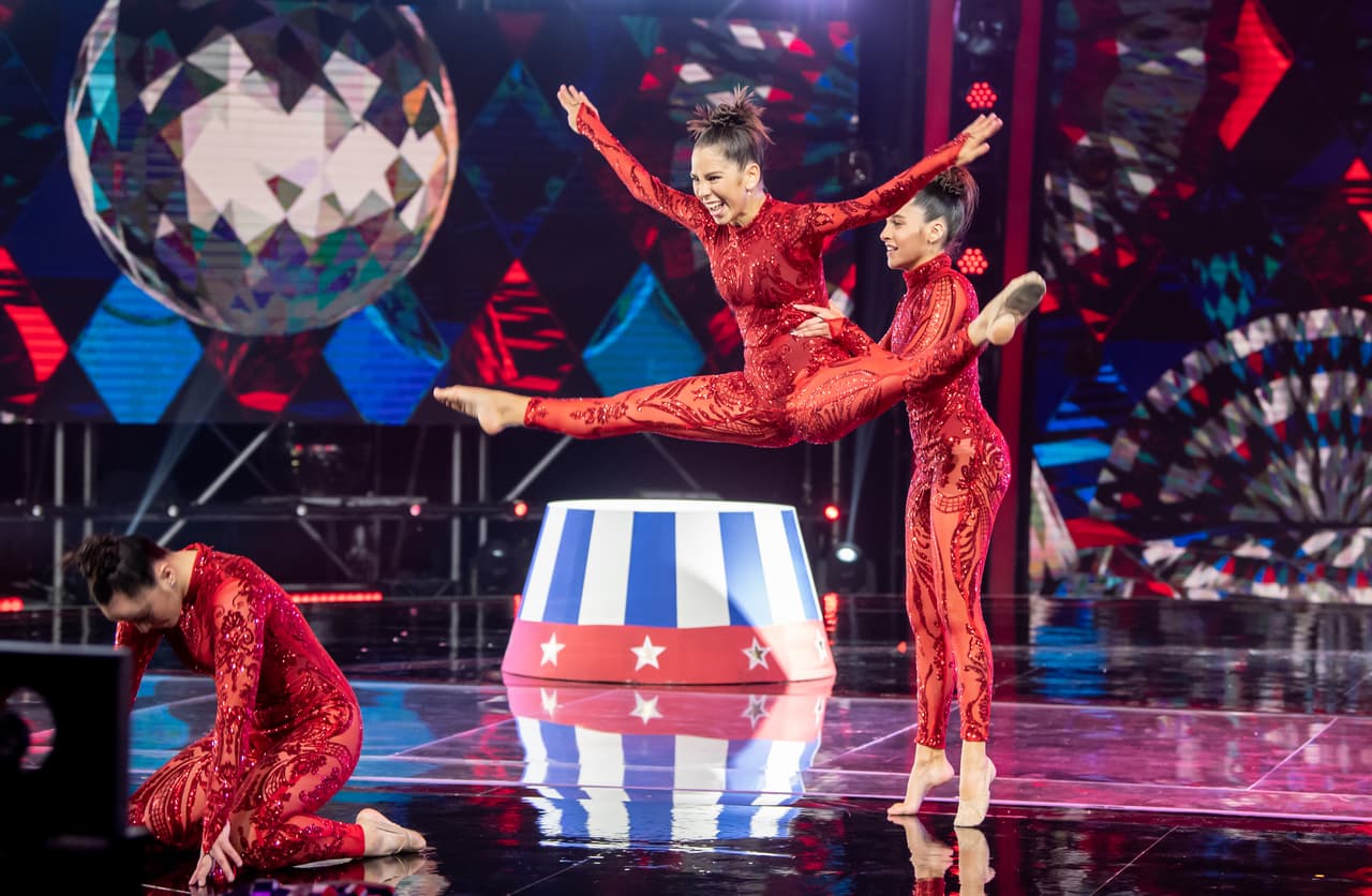 La emisión inició con la disciplina de baile y los aspirantes a ser retadores. Las primeras en aparecer fueron las chicas de Bold Dancers, quienes realizaron una coreografía llena de acrobacias al ritmo del tema 'This is me'.