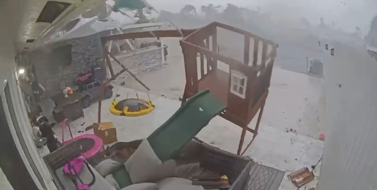 Tormentas y fuertes vientos en Miami-Dade dejan daños en casas y calles