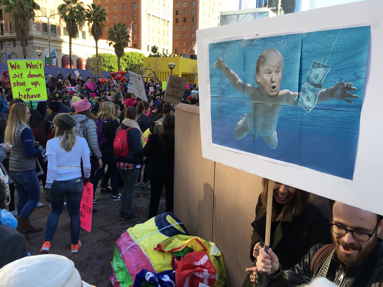 Decenas de miles de personas marcharon en Los Ángeles contra el gobierno de Trump.