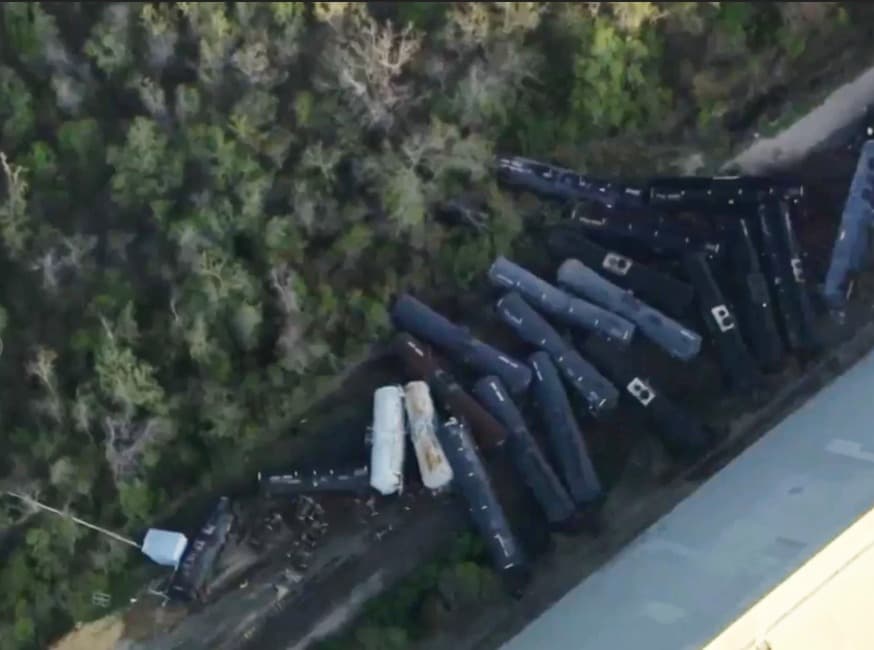 Descarrilamiento de tren en Texas provoca fuga de etanol; no hay heridos