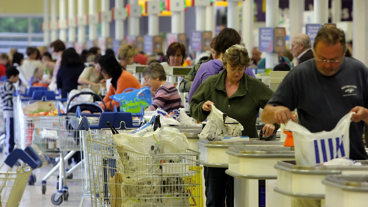 ¿Qué hacer ante la inflación? Recomendaciones para ahorrar dólares en supermercado y gasolina