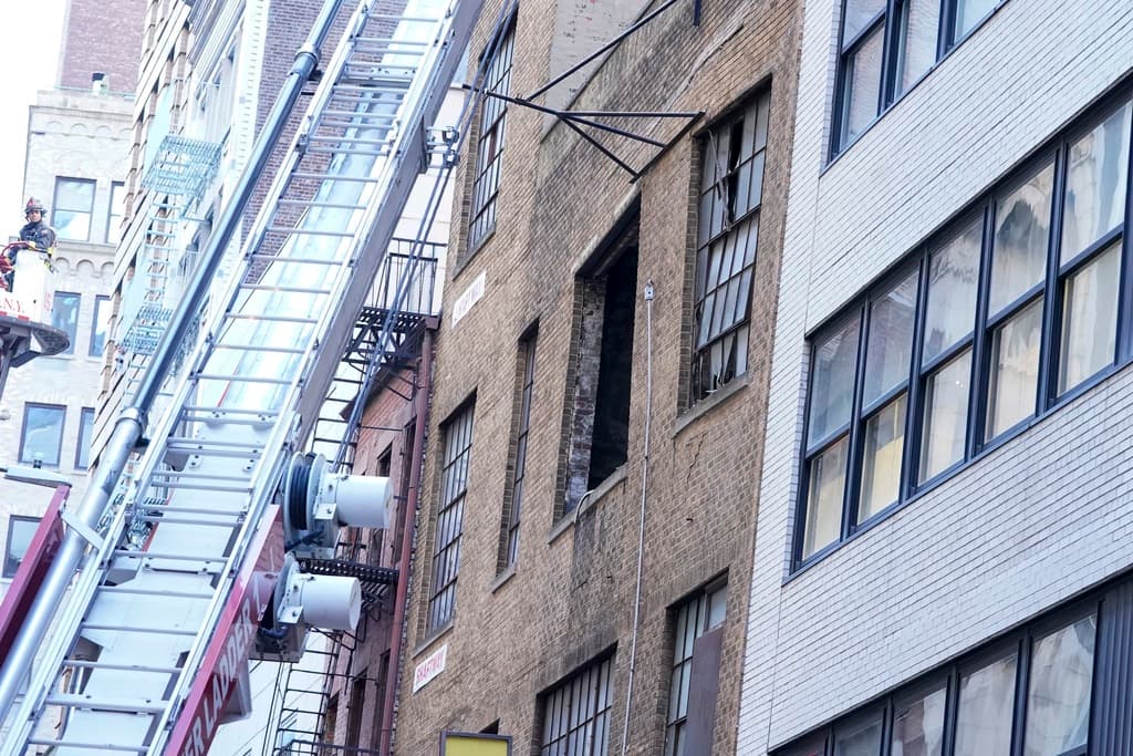 Los exteriores de la estructura siguen en pie, pero una de las fachadas se ha pandeado y estaría también inestable.
<br>