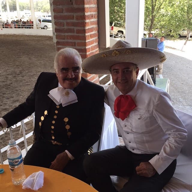 El tercero es Gerardo, nacido en 1976, que aunque no aparece mucho en los medios y poco se sabe de él, decidió no alejarse mucho del entretenimiento y se convirtió en empresario.