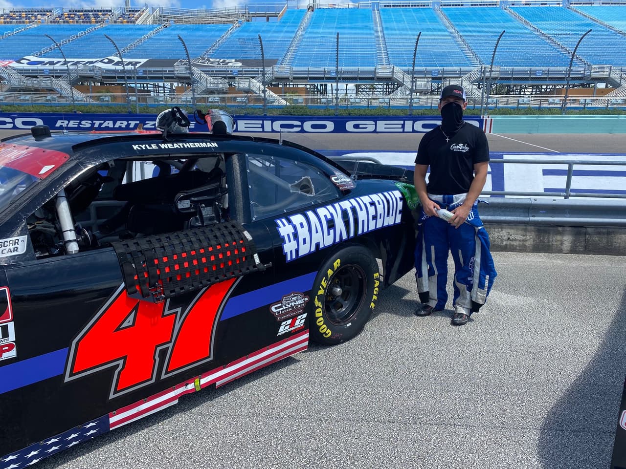 En Mike Harmon Racing tuvieron esta iniciativa para apoyar a los policías y rescatistas, durante la carrera Dixie Vodka 400 del domingo en Homestead.