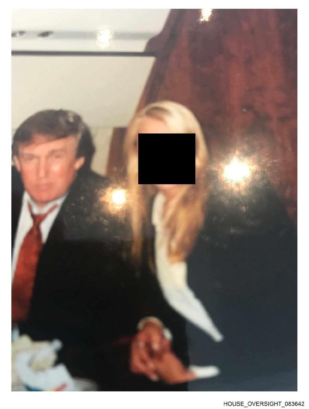 Trump junto a una mujer en lo que parece ser un jet privado.