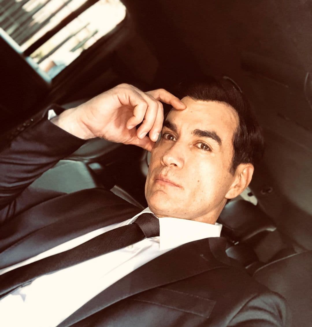 <b><a href="https://www.univision.com/temas/david-zepeda">David Zepeda</a></b> debutó en la pantalla chica en 1999, desde entonces se ha ganado el cariño del público fuera y dentro de la televisión. Fue en 
<b>Marea Brava<i> </i></b>donde el también abogado se dio a conocer y comenzó una carrera en constante ascenso.