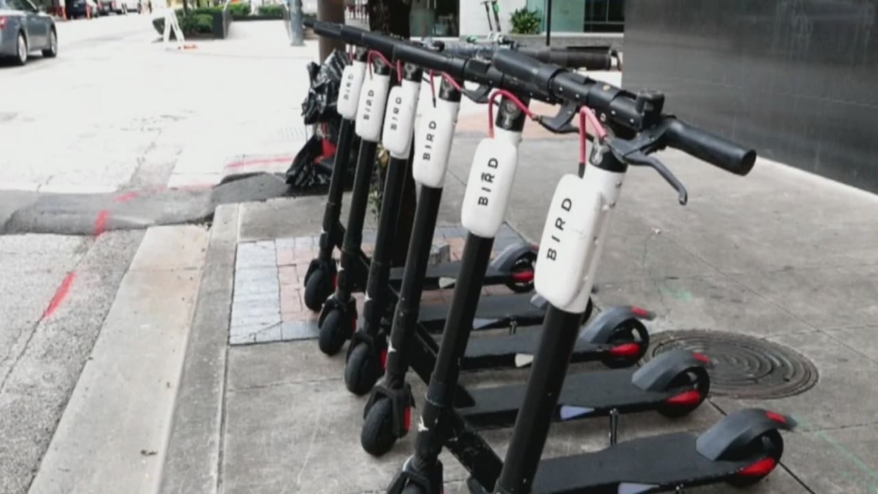 Las patinetas eléctricas podrían ser prohibidas en el centro de la ciudad de Dallas