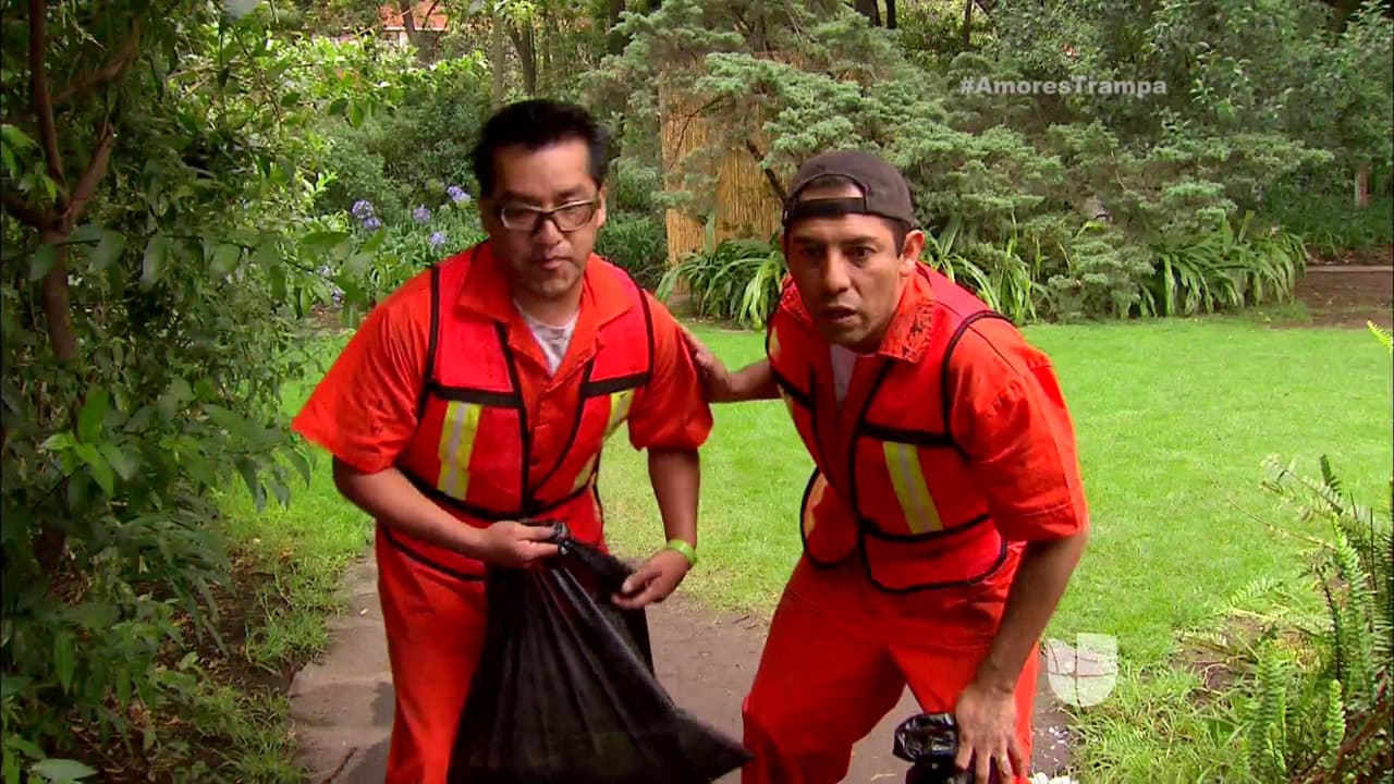 ¡Y claro, a estos hombres se les ocurrió atraparlo y hacerlo carnitas!