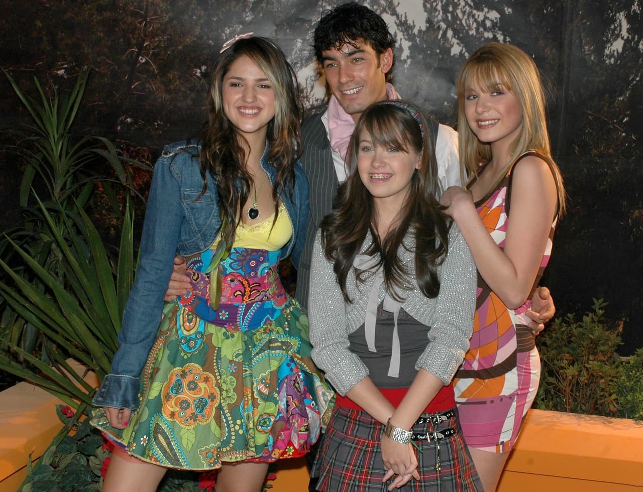 'Lola' es una divertida muchacha que es contratada en la mansión Von Ferdinand para cuidar a los pequeños hermanos de 'Alexander' (
<b><a href="http://www.univision.com/entretenimiento/asi-canta-despacito-la-tierna-bebe-de-aaron-diaz">Aarón Díaz</a></b>).