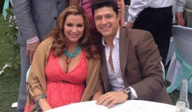 Martha Julia y Salvador Ibarra iniciaron su romance en septiembre del 2013 en medio del escándalo. Él era el mejor amigo de quien fuera la pareja de la actriz por mucho tiempo, Eduardo Rodriguez, quien los tachó de infieles. A los pocos meses se fueron a vivir juntos y para mayo de 2014 estaba naciendo su hija Isabella.