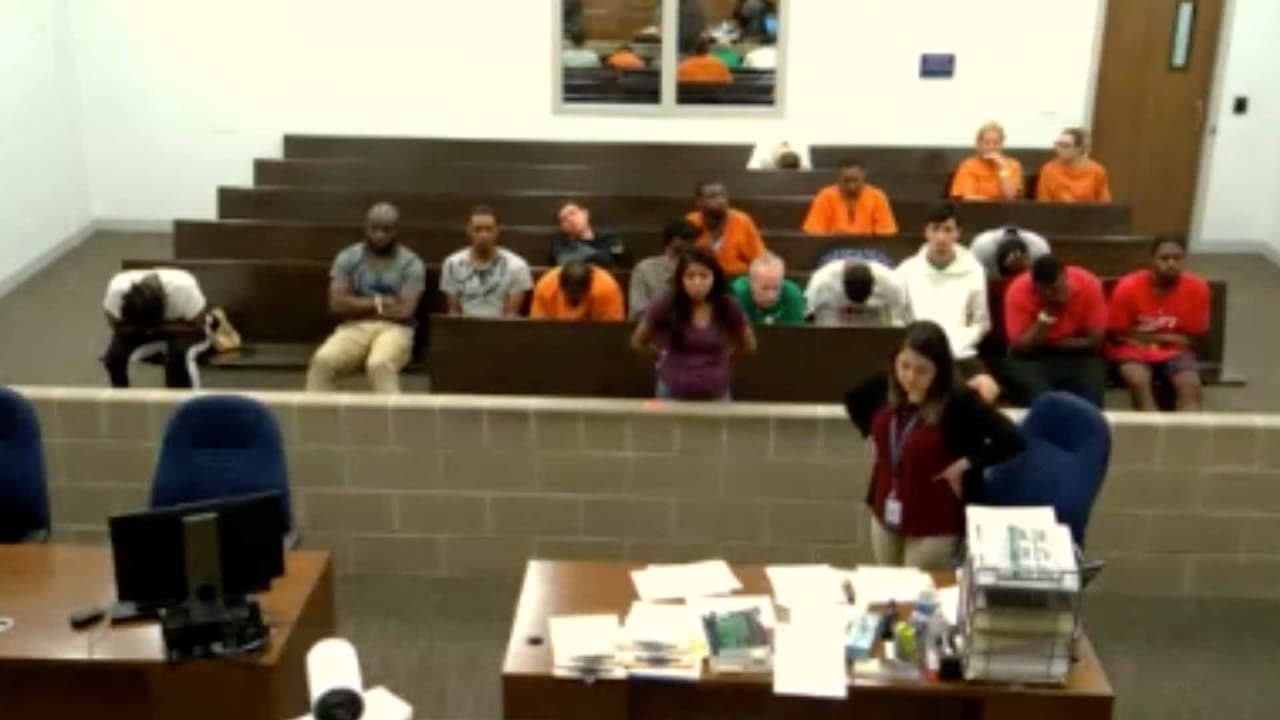 Las autoridades determinaron que el niño estaba desatendido en el estacionamiento, la madre fue arrestada y enfrenta cargos por negligencia contra un menor.