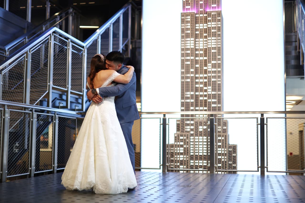 Por fortuna, la pareja ganó un concurso para celebrar su boda el fin de semana de San Valentín en el mismo sitio donde se comprometieron.