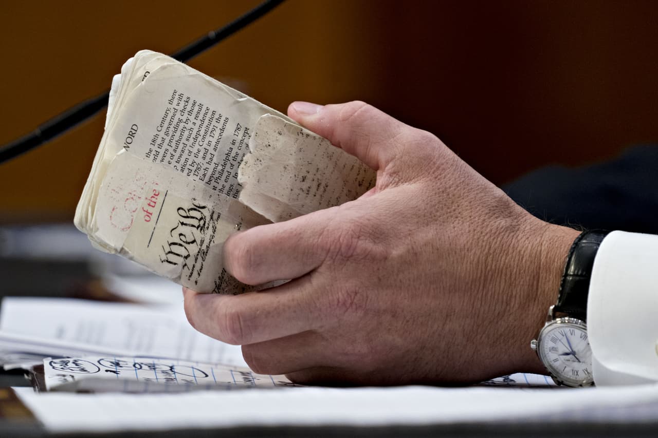 <h3 class="cms-h3-H3">Atado a una raída Constitución: </h3>desde el día primero destacó el desvencijado ejemplar de la Constitución de EEUU que Kavanaugh llevaba consigo. El juez se define como un "originalista", un tipo de juez que aspira interpretar el texto con el espíritu con que fueron escritos. Para sustituir el deteriorado libro, la demócrata Dianne Feinstein le regaló un nuevo ejemplar de la Carta Magna.
<br>