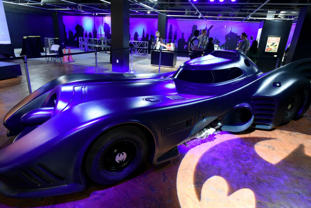 Si, el pabellón del murciélago justiciero exhibe al batimóvil.