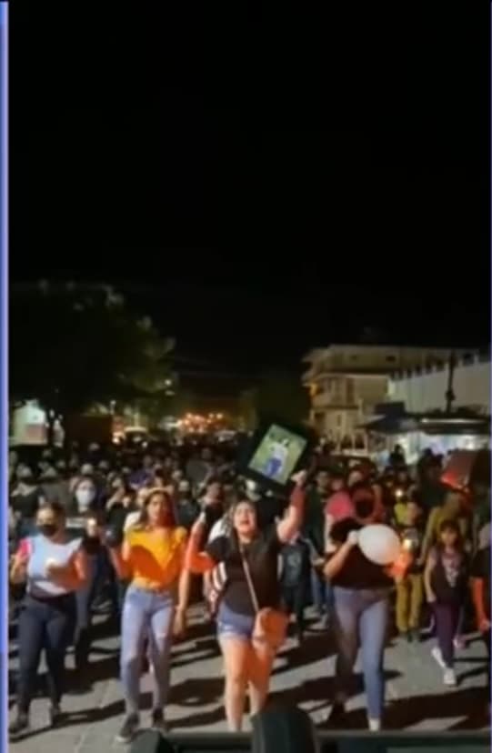 El suceso conmocionó a la población que no tardó en manifestarse en las calles exigiendo la justicia que aquella joven merecía. Más tarde,
<b> Hueman fue detenido y no solo no opuso resistencia</b>, sino que ni siquiera mostró gramo alguno de remordimiento sobre sus actos.
<br>