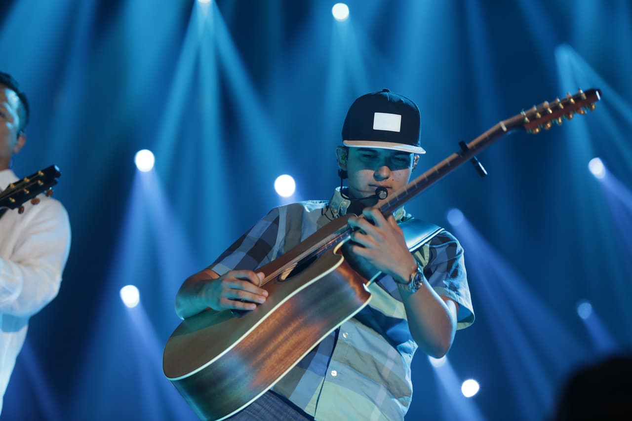 El talento de Ulices fue visto por un ejecutivo de la industria musical, quien le ofreció su primer contrato cuando Chaidez tenía 15 años de edad.