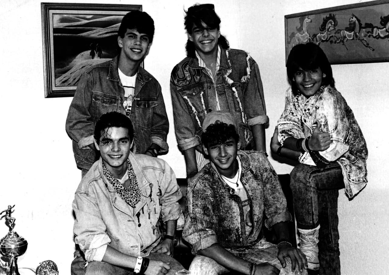 Hasta los 19 años permaneció en la agrupación, pues comenzó su carrera como solista.