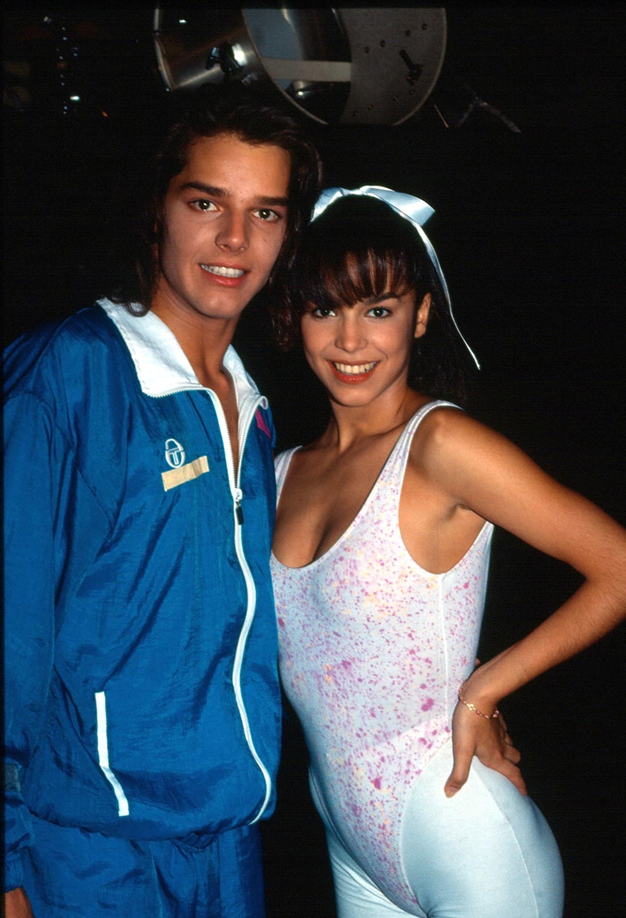 Fue tal el éxito de la telenovela que se lanzó a la venta un disco titulado Muñecos de Papel donde Ricky interpretó el tema ‘Juego de Ajedrez’.