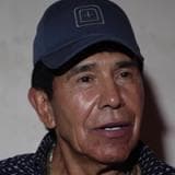 <h3 class="cms-H3-H3">Rafael Caro Quintero</h3>
<br>
<br>También aparece en la lista de más buscados del FBI. Durante la década de los 80 
<b>fue considerado el narcotraficante más importante de México. </b>
<br>
<br>La agencia lo acusa de 
<b>secuestrar y asesinar a su agente Enrique 'Kiki' Camarena en 1985, quien fue encontrado con signos de <a href="https://www.univision.com/temas/tortura">tortura</a>, además de traficar sustancia ilegales. </b>
<br>
<b> </b>
<br>Caro Quintero pasó 28 años en una prisión mexicana, 
<b>antes de haber sido liberado en agosto de 2013</b>. 
<a href="https://www.dea.gov/press-releases/2013/08/09/dea-statement-regarding-release-rafael-caro-quintero" target="_blank">Una decisión que enfureció al gobierno de EEUU y a la agencia. </a>
<br>
<br>En mayo pasado, el narcotraficante 
<b>alegó pobreza y ser un adulto mayor para evitar ser arrestado o extraditado, </b>luego de que un juez federal ordenara su detención.
<br>
<br>La DEA ofrece 
<b>una recompensa de <a href="https://www.univision.com/temas/dinero">20,000,000 de dólares </a></b>para quien otorgue información que lleve a su captura. 
<br>