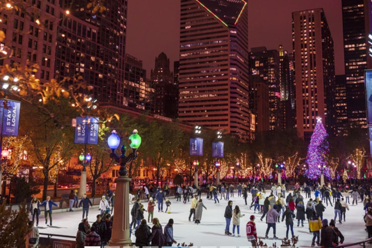 ⛸
<b>McCormick Tribune Ice Rink-Millennium Park</b>
<br>📍201 E. Randolph Street, Michigan Ave. & Columbus Ave
<br>📆17 de noviembre al 3 de marzo de 2024
<br>📲Clases gratuitas de patinaje (debe reservar)
<br>📲Entrada gratis, los patines si tienen costo
<br>✍️(312) 605-8585