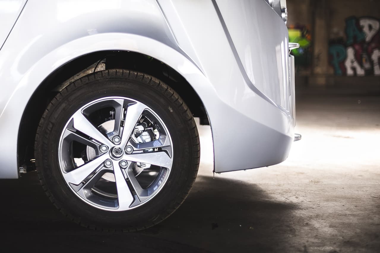 Las ruedas de este modelo del Navya Arma son sorprendentemente modernas y elegantes para un vehículo de transporte colectivo.