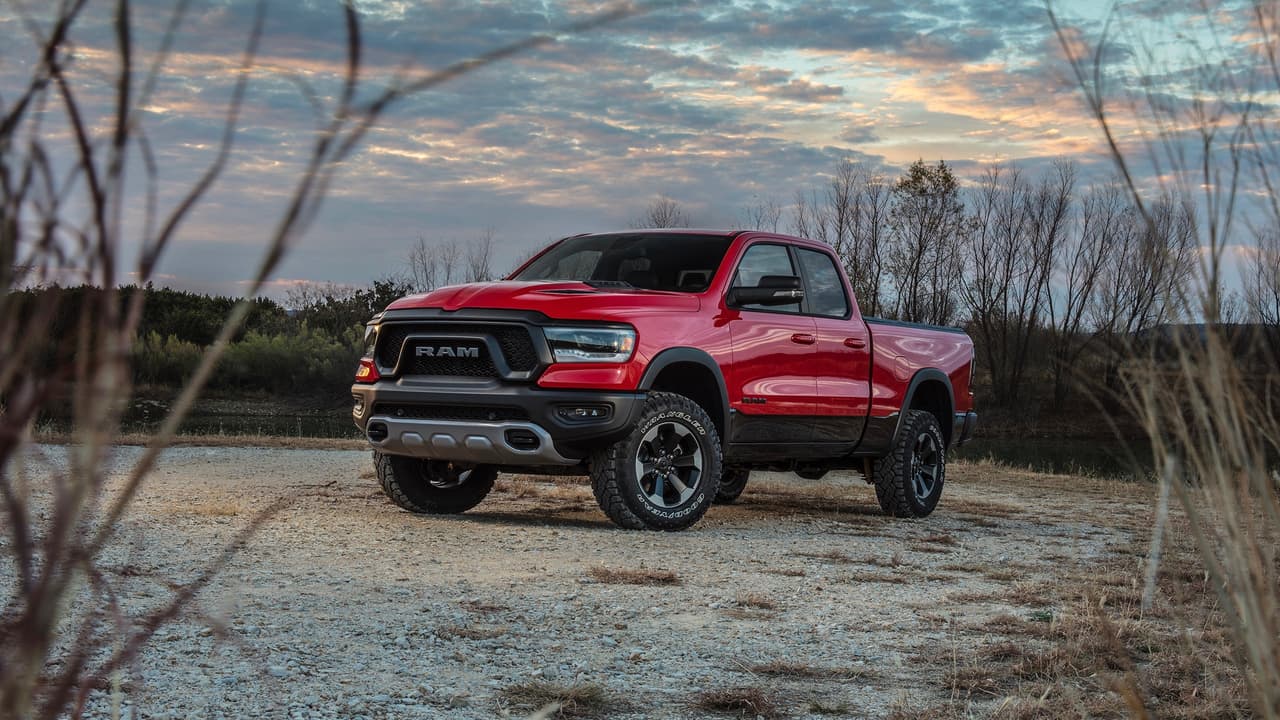 Al igual que la Chevrolet Silverado,
<b> la RAM 1500 también empleará aceros </b>de alta resistencia en chasis y cabina, que le permitirán reducir su peso. En este caso, 220 libras en total, de los cuales 100 libras fueron eliminadas de la cabina.