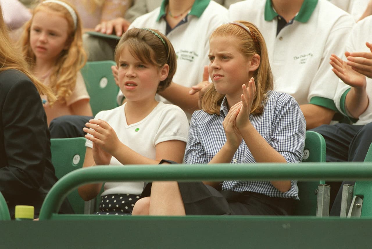 Ser tan cercanas en edad fomentó una amistad en las hermanas. "Cuando tuve la escoliosis a los doce años, Bea fue inseparable conmigo hasta en los momentos más dolorosos".