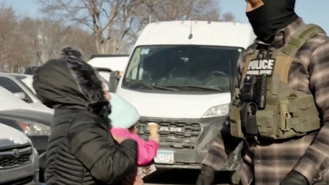 “Nos ven como delincuentes”: mujer con bebé en brazos suplica que la lleven con su esposo detenido por ICE