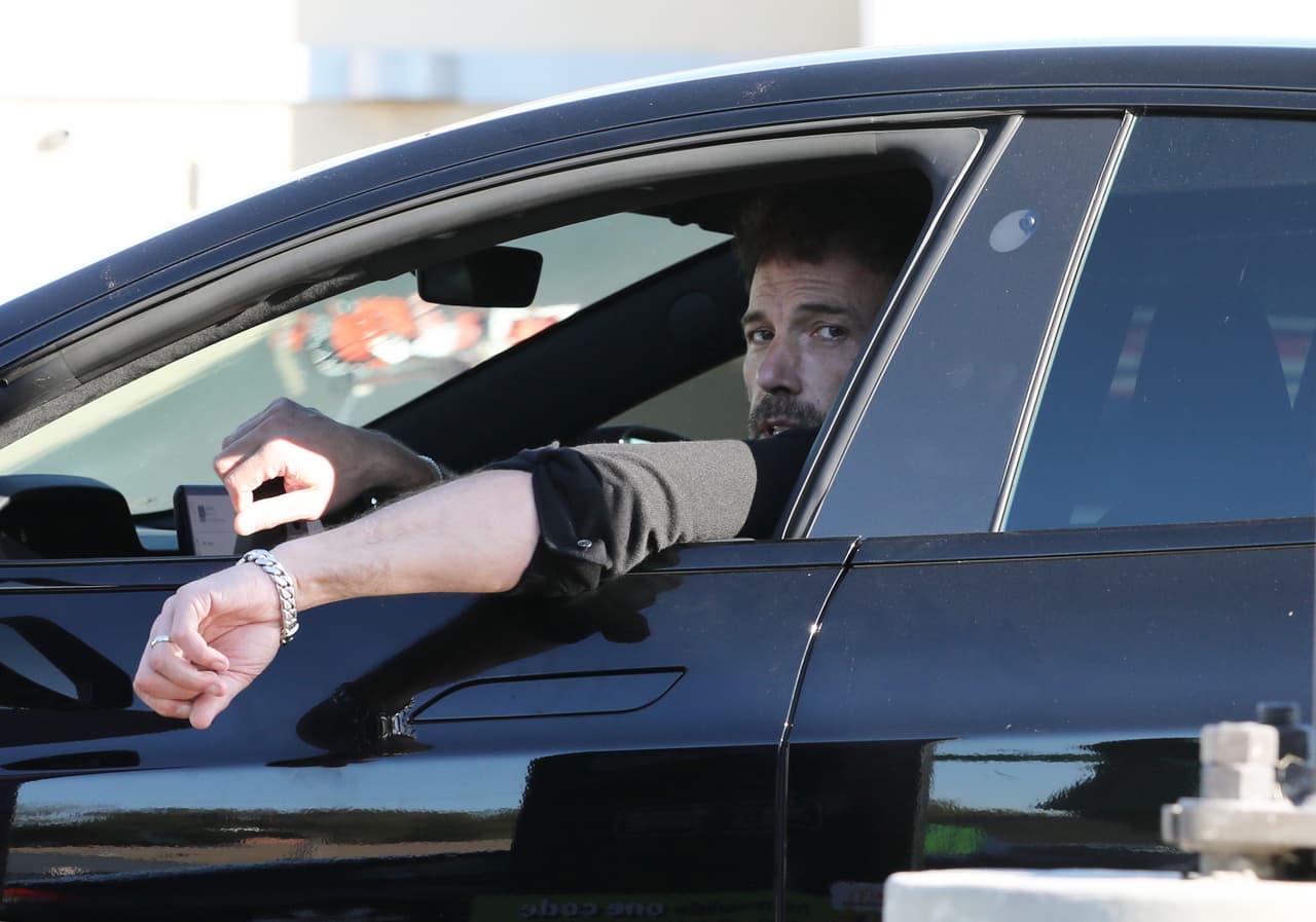 Ben Affleck porta el símbolo de su amor con Jennifer López desde su sorpresiva 
<a href="https://www.univision.com/famosos/ben-affleck-jennifer-lopez-matrimonio-boda-las-vegas">boda en Las Vegas</a>, celebrada el 16 de julio.