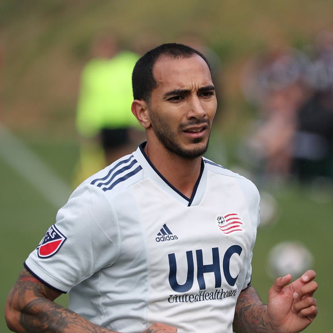 Predominantemente blanca, y con detalles en gris muy claro. Así es la nueva casaca alternativa de New England Revolution. (New England Revolution)