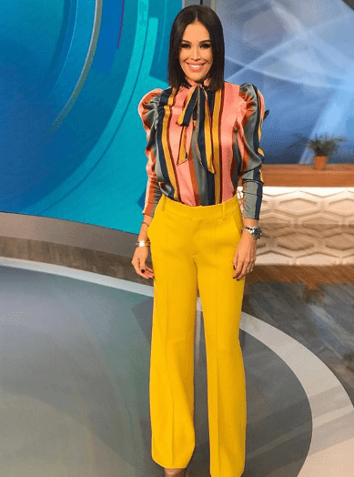 Un ejemplo es este 'outfit' que eligió Karla Martínez para el show. A ella le encanta la moda y atreverse, por eso el amarillo está incluido en su guardarropas y juega con las combinaciones.