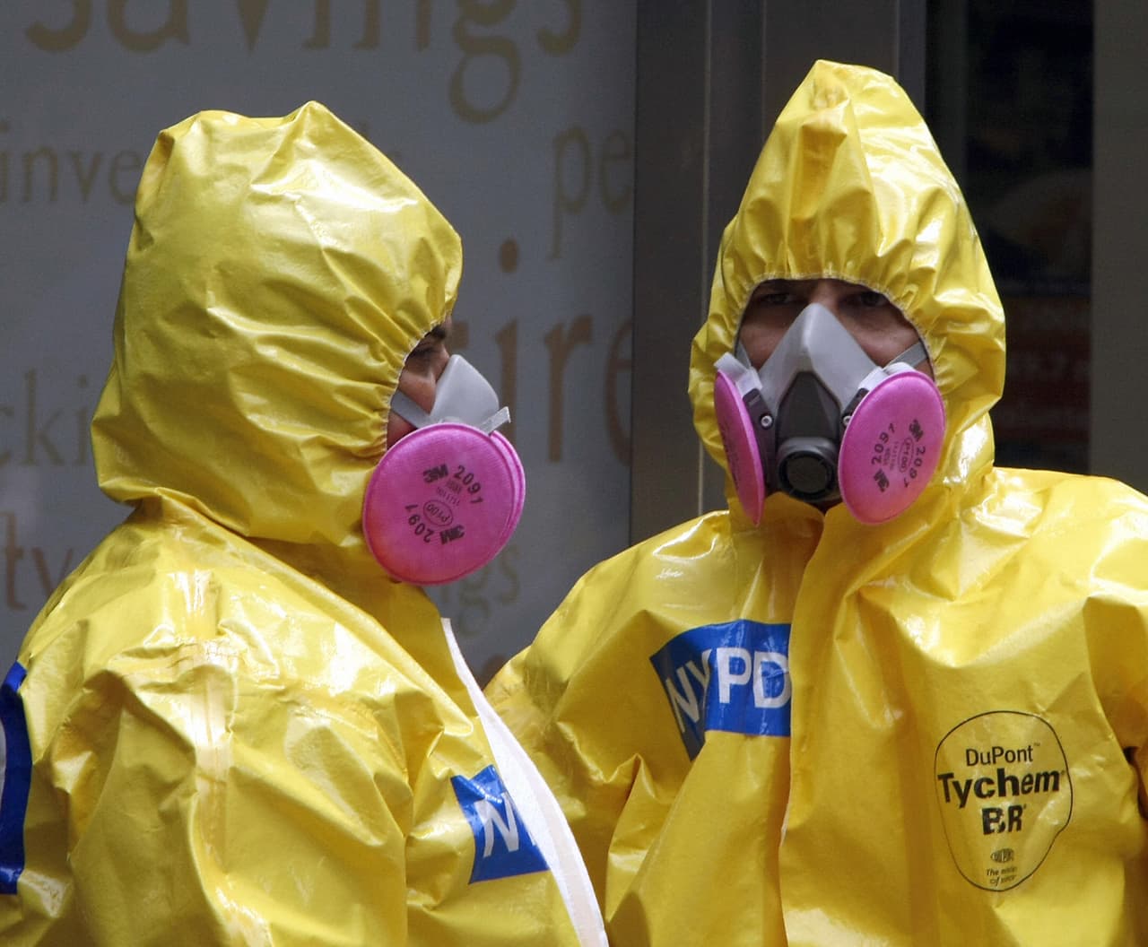 Oficiales de policía de la ciudad de Nueva York usaron trajes y máscaras especiales tras la explosión de una tubería de vapor subterránea el 19 de julio de 2007. Esta indumentaria buscaba protegerlos de la presencia de asbesto, considerado como carcinógeno.