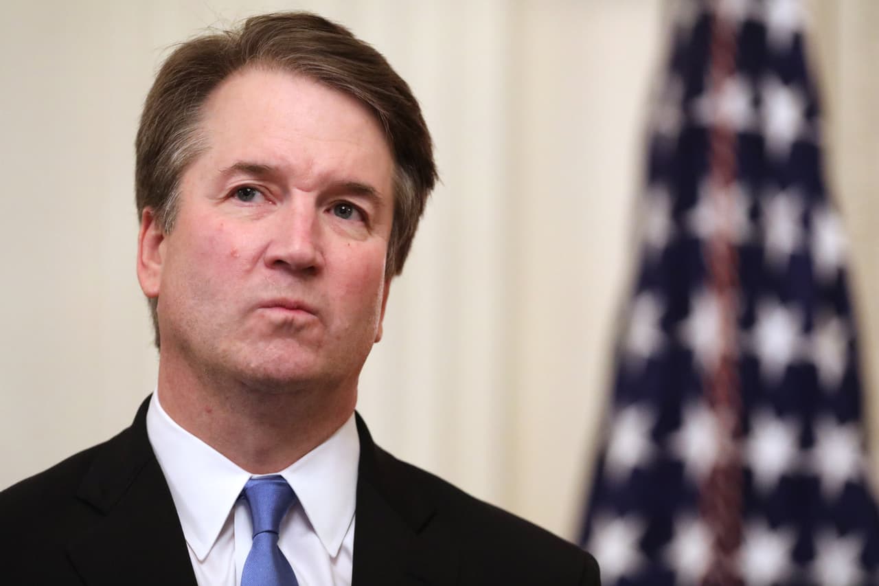 Ahora un senador republicano pide investigar una de las acusaciones contra el juez Kavanaugh