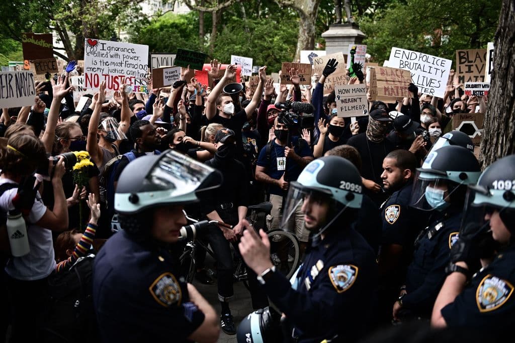 Manifestantes con las manos levantadas y letreros protestan este martes en la ciudad de Nueva York, bajo el lema "Black Lives Matter". 
<br>