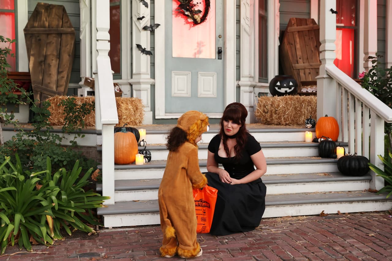 Los menores no deben salir solos a pedir dulces durante Halloween.