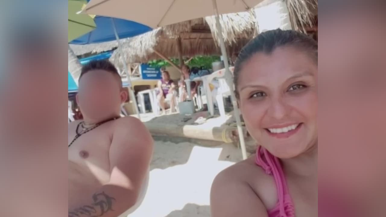 <b>Su pareja la habría lanzado del cuarto piso de un edificio: investigan feminicidio en México</b>
<br>
<br>En video quedó grabado cuando la pareja llega al edificio, minutos después se ve el cuerpo de la víctima caer al vacío, posteriormente el sospechoso huye del lugar.