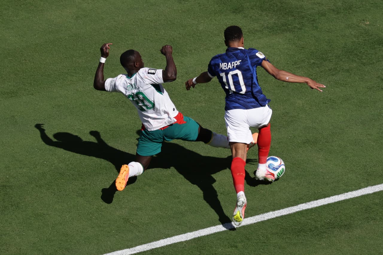 El senegalés Sadio Mané despeja el balón ante el francés Kylian Mbappé durante el partido de fútbol del Grupo I de la Copa del Mundo entre Francia y Senegal en East Rutherford, Nueva Jersey, cerca de Nueva York, el martes 16 de junio de 2026.