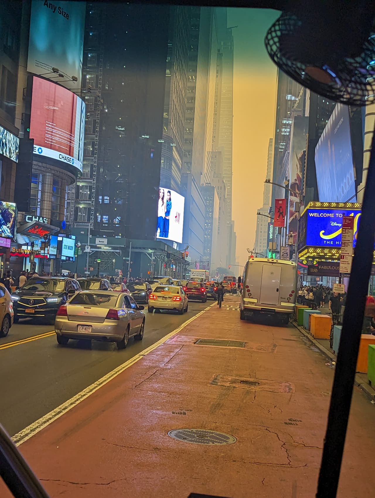 Sal y Lilly Murphy, de Brooklyn, compararon el aroma a quemado con el de una hoguera. Contaron que podían olerlo incluso en espacios cerrados, en un restaurante en Manhattan, y que al salir vieron que el cielo parecía que fuese a descargar una tormenta, pero no llovía. Lilly se puso una mascarilla para protegerse. “Da un poco de miedo", dijo Sal Murphy.
<br>