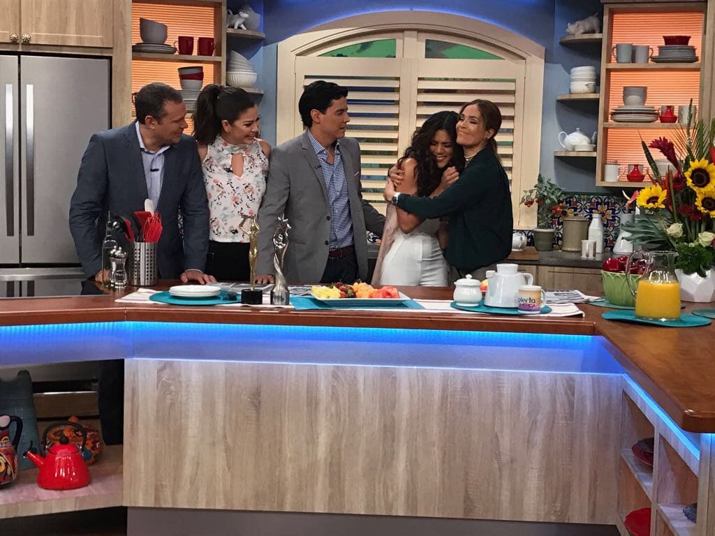 Todos la llenaron de abrazos y celebraron con ella.