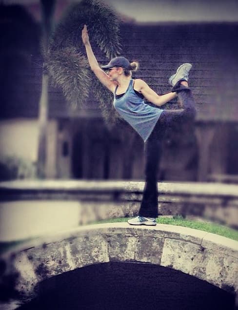 Siempre que tiene la oportunidad ejecuta la posición y pide que le tomen la foto.