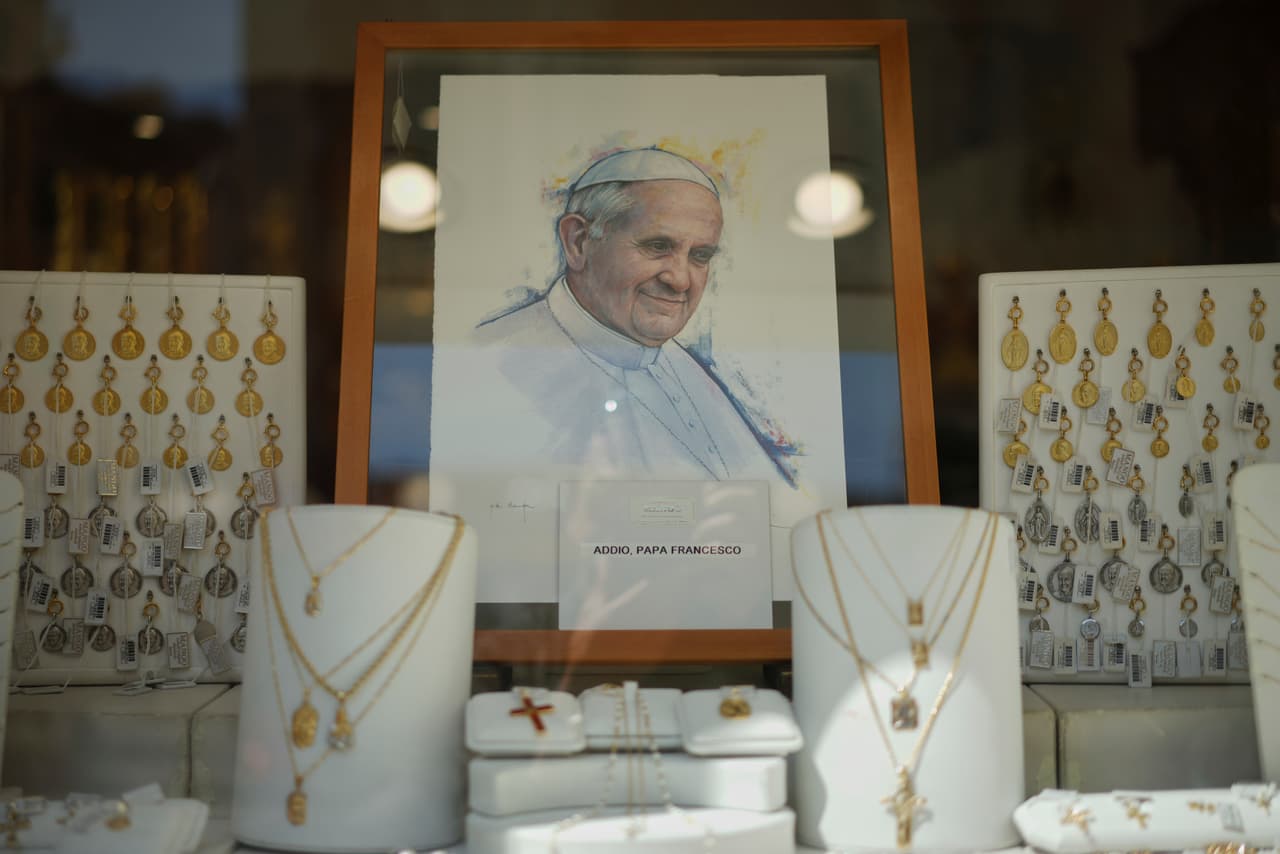 <h3 class="cms-H3-H3">"Adiós, papa Francsico"</h3>
<br>
<br>Un retrato del papa Francisco con un mensaje en italiano en la vidriera de una tienda de artículos religiosos cerca del Vaticano.