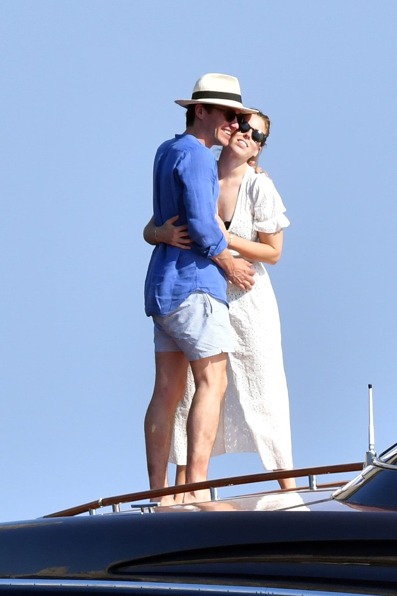 La boda de la hija mayor del 
<b><a href="https://www.univision.com/famosos/para-sarah-ferguson-el-escandalo-del-principe-andres-es-un-disparate-y-admite-que-vive-momentos-dificiles-fotos" target="_blank">príncipe Andrés y Sarah Ferguson</a></b> estaba agendada para el 29 de mayo, pero debido a la emergencia sanitaria, la recepción que tenían planeada en los jardines del palacio de Buckingham se canceló.
<br>