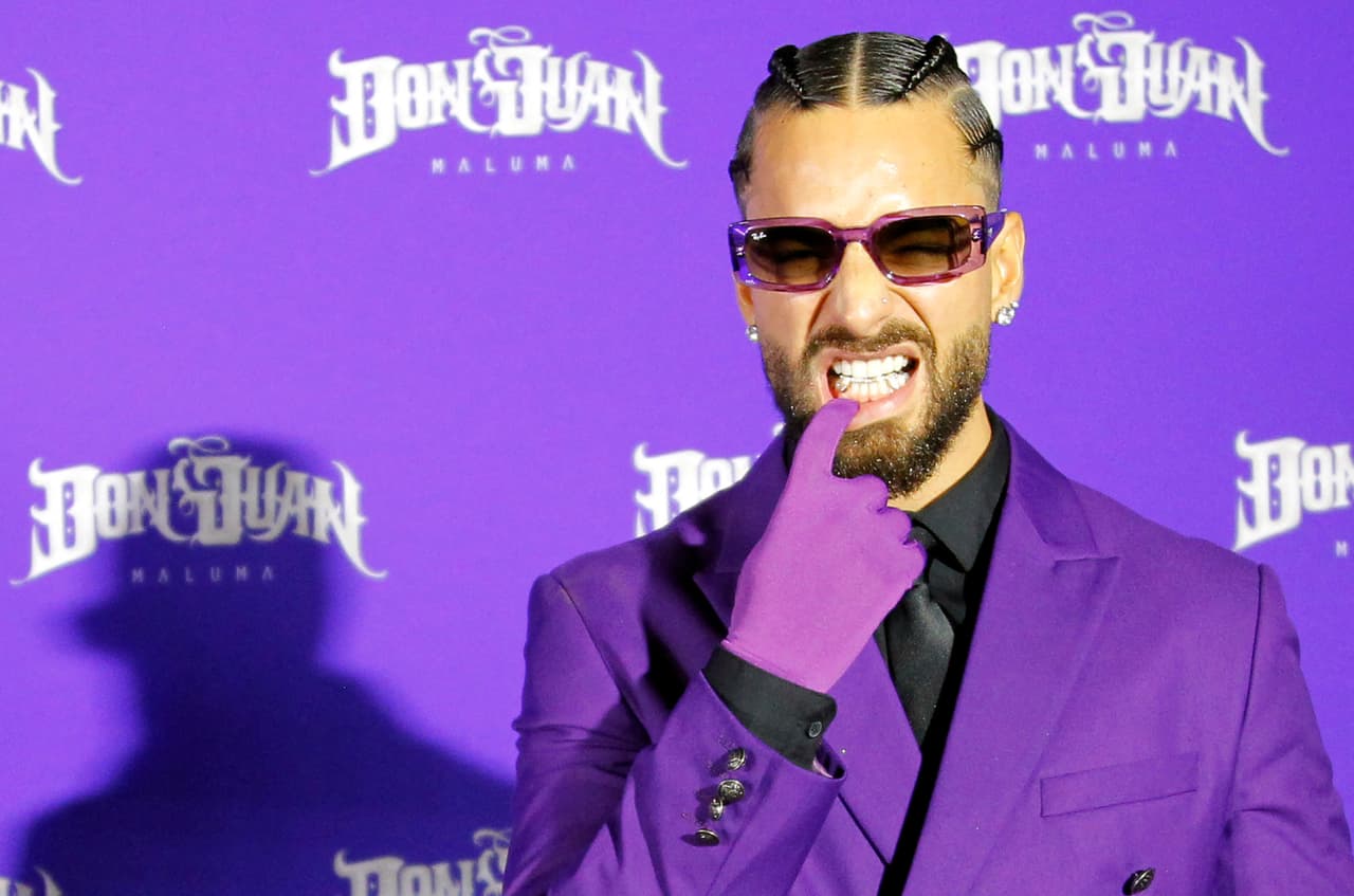 Maluma se enoja con fanática que intentó besarlo