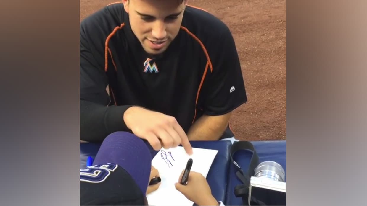 Video: el emotivo momento en que José Fernández pidió un autógrafo a un niño que estaba llorando