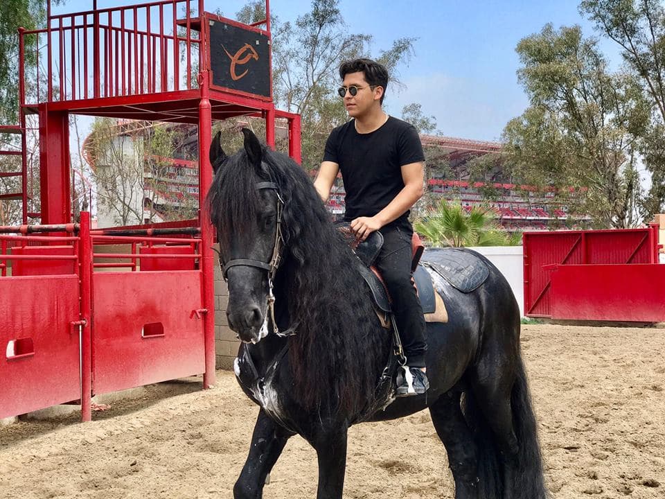 Con Christian Nodal pasa algo muy curioso: el sonorense es el creador del 'mariacheño', género que combina la banda de mariachi con la música norteña. Aunque es un apasionado de la música de mariachi no se ha animado hacer a portar un traje de charro, pues asegura que hay que tener mucho respeto a la vestimenta.