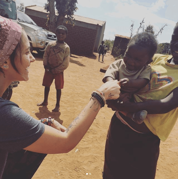 Lo mismo convivió con grandes y pequeños durante su estancia en África.